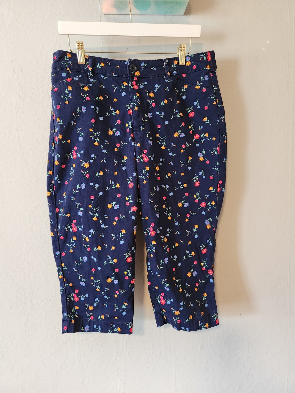 St. John's Bay Navy Floral Capris